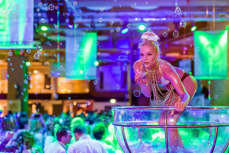 Bedrijsfsfeest entertainment buikdanseres in een champagne glas