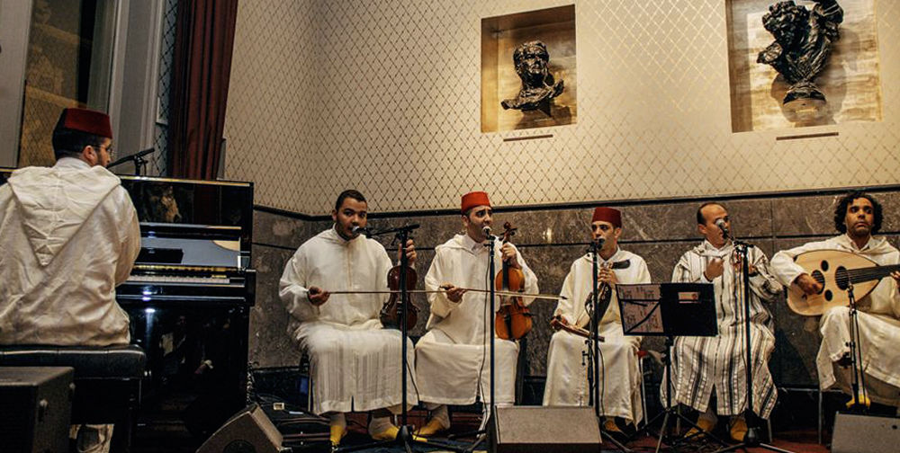 Meerdere buikdanseressen oosters live muziek