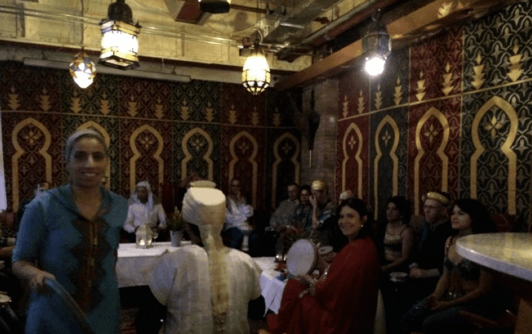 Meerdere buikdanseressen Workshop Arabische percussie tijdens uw feest