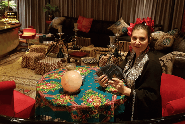 Relaxed en informeel Arabisch feest Waarzegster met eigen tent